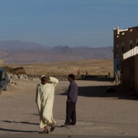 Un avamposto nel deserto, con terra e polvere ovunque